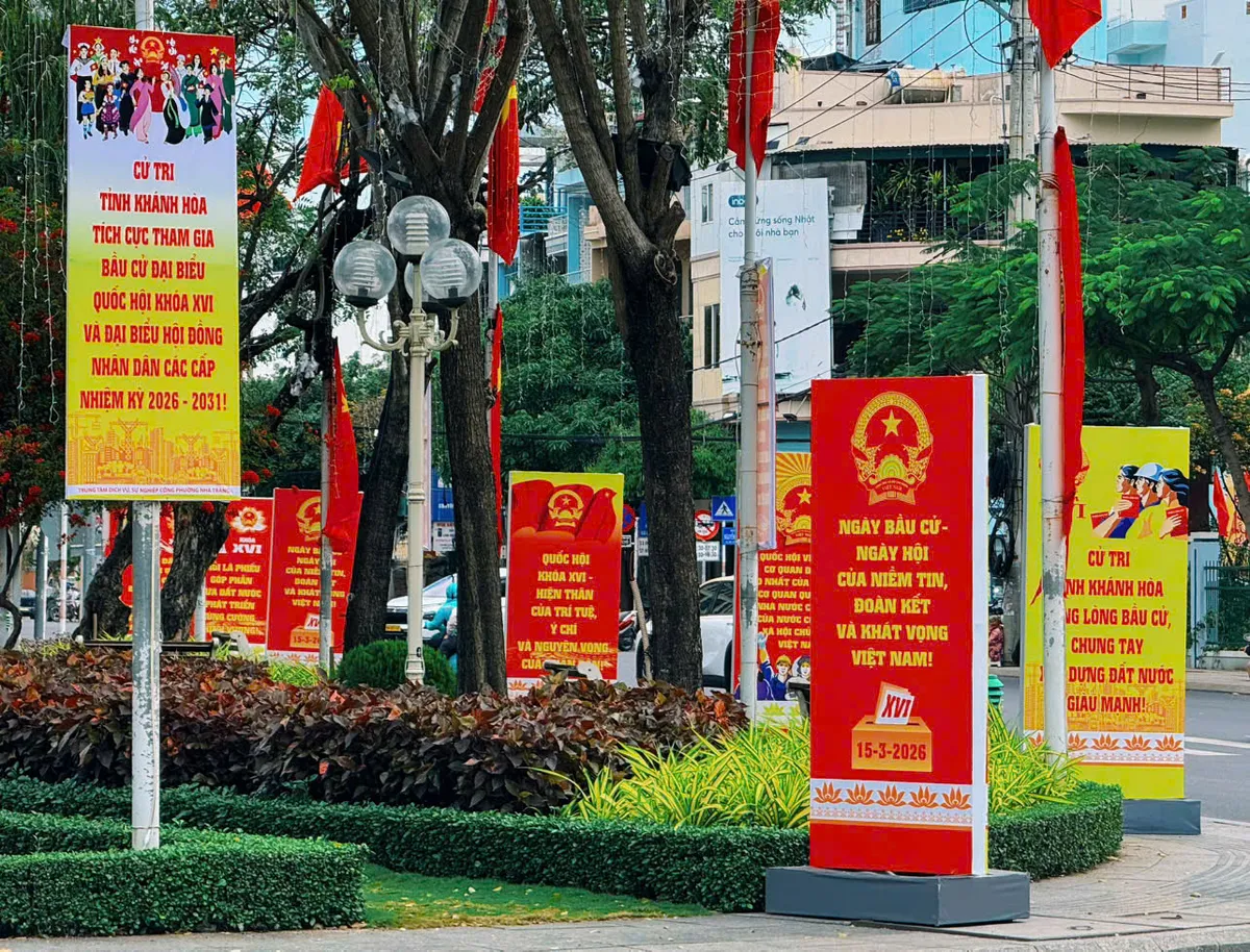 Kh&aacute;nh H&ograve;a rực rỡ cờ hoa hướng về ng&agrave;y bầu cử 15/3 - Ảnh 2.