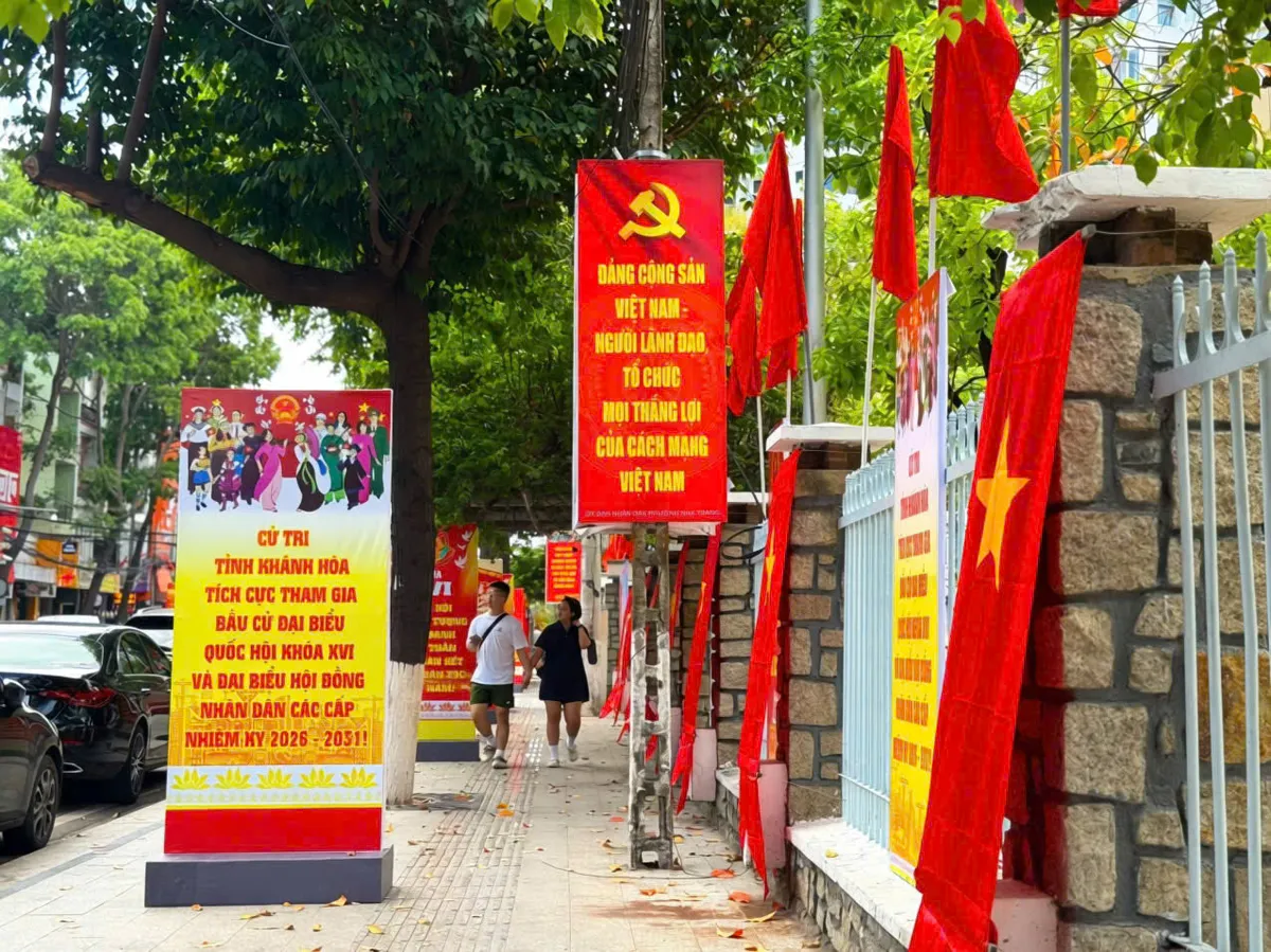 Kh&aacute;nh H&ograve;a rực rỡ cờ hoa hướng về ng&agrave;y bầu cử 15/3 - Ảnh 3.