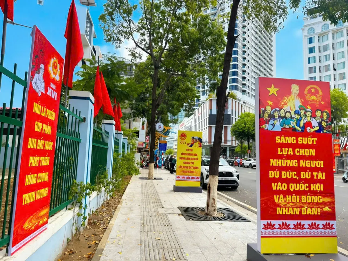 Kh&aacute;nh H&ograve;a rực rỡ cờ hoa hướng về ng&agrave;y bầu cử 15/3 - Ảnh 7.