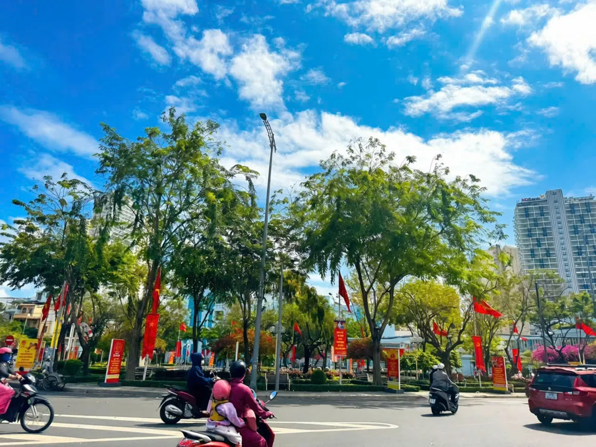 Kh&aacute;nh H&ograve;a rực rỡ cờ hoa hướng về ng&agrave;y bầu cử 15/3 - Ảnh 1.