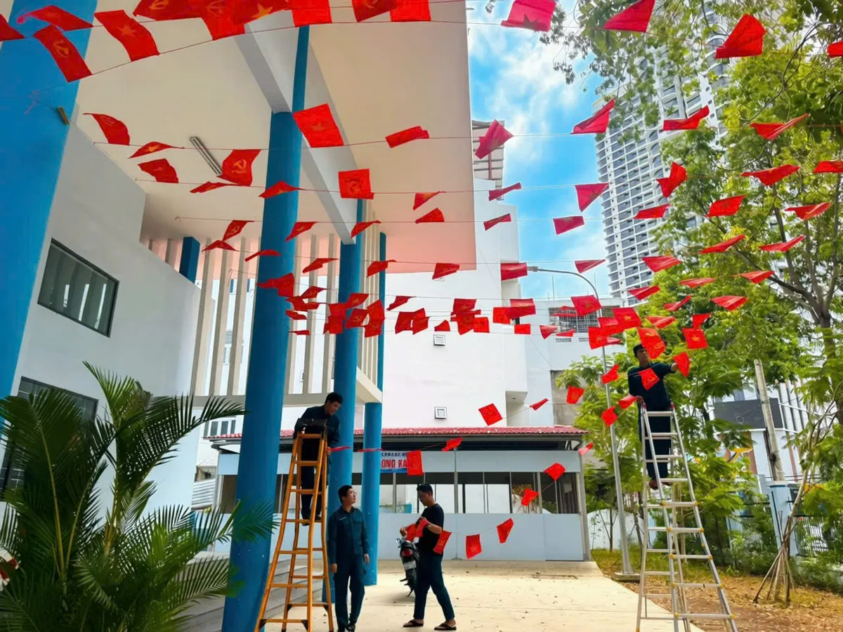 Kh&aacute;nh H&ograve;a rực rỡ cờ hoa hướng về ng&agrave;y bầu cử 15/3 - Ảnh 4.