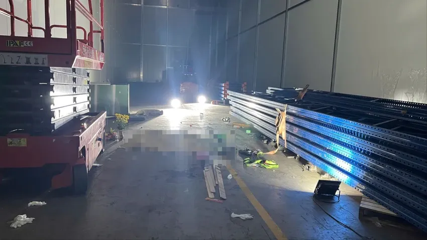 Sập nh&agrave; kho ở TPHCM khiến 1 người tử vong, 3 người bị thương  - Ảnh 1.