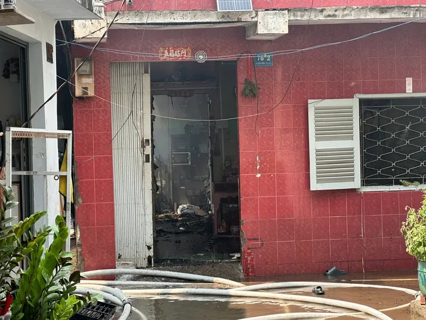 Ch&aacute;y nh&agrave; trong hẻm ở TP Hồ Ch&iacute; Minh, nhiều căn bị thi&ecirc;u rụi - Ảnh 1.