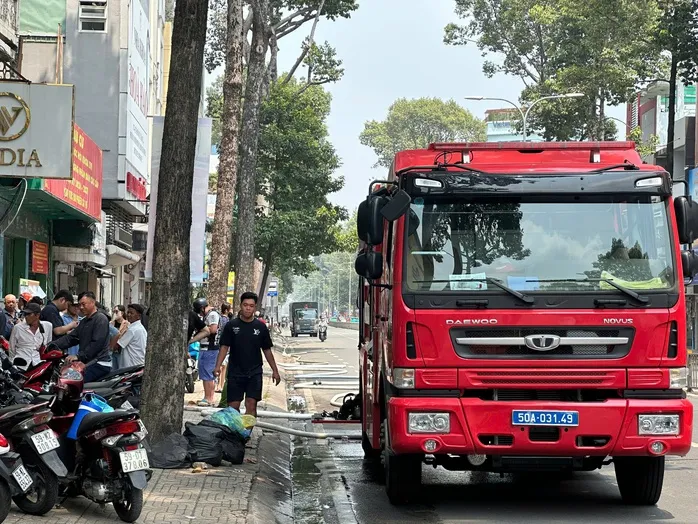 Ch&aacute;y nh&agrave; trong hẻm ở TP Hồ Ch&iacute; Minh, nhiều căn bị thi&ecirc;u rụi - Ảnh 2.