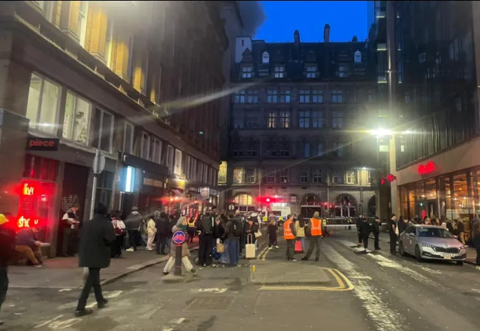 Ch&aacute;y gần ga trung t&acirc;m Glasgow (Scotland) g&acirc;y gi&aacute;n đoạn, h&agrave;ng trăm h&agrave;nh kh&aacute;ch bị mắc kẹt  - Ảnh 2.