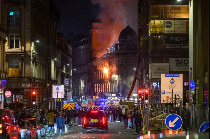 Ch&aacute;y gần ga trung t&acirc;m Glasgow (Scotland) g&acirc;y gi&aacute;n đoạn, h&agrave;ng trăm h&agrave;nh kh&aacute;ch bị mắc kẹt  - Ảnh 1.