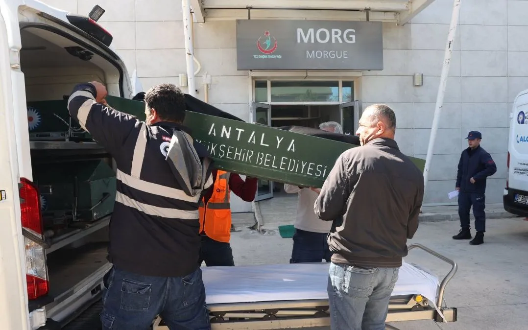 Chuyển thi thể những người di cư thiệt mạng trong vụ va chạm tàu từ nhà xác tại Bệnh viện Nhà nước huyện Finike, tỉnh  Antalya, Thổ Nhĩ Kỳ, ngày 9/3/2026 (Ảnh: AA)