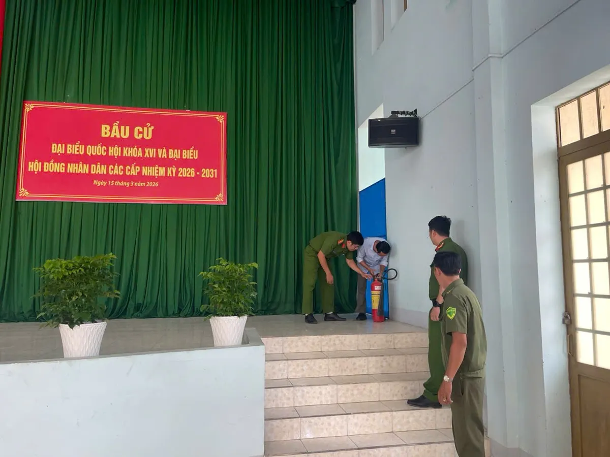 Chủ động bảo đảm an to&agrave;n PCCC tại c&aacute;c điểm tiếp x&uacute;c cử tri v&agrave; bầu cử - Ảnh 4.