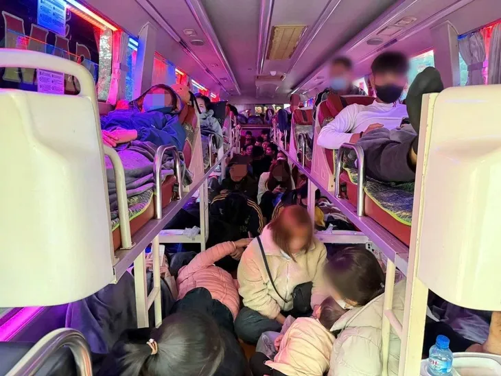 Xe kh&aacute;ch 19 chỗ nhồi 60 người ở Tuy&ecirc;n Quang, bị phạt hơn 223 triệu đồng- Ảnh 1.