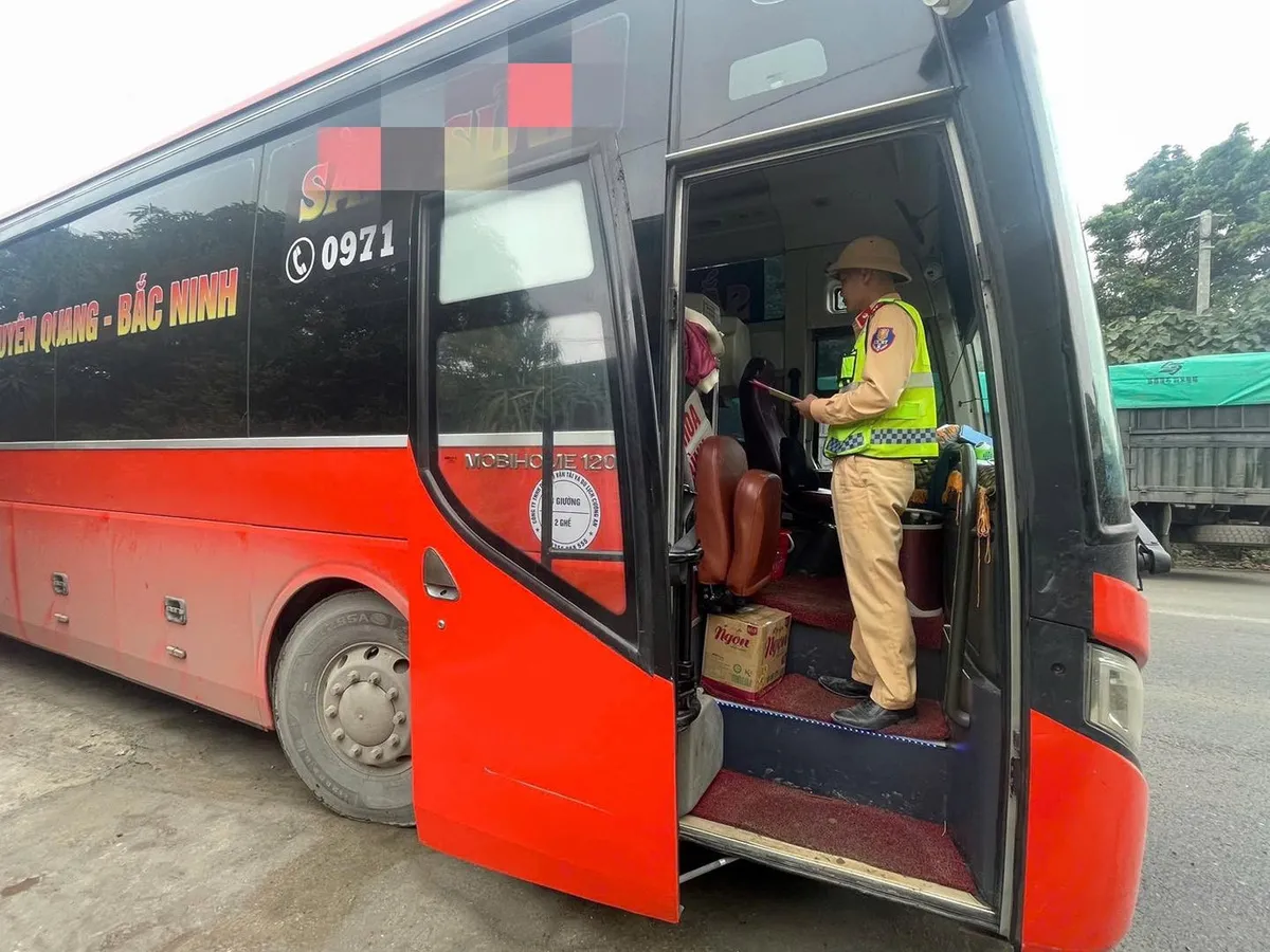 Xử phạt hơn 200 triệu xe kh&aacute;ch 19 chỗ chở 60 người - Ảnh 1.