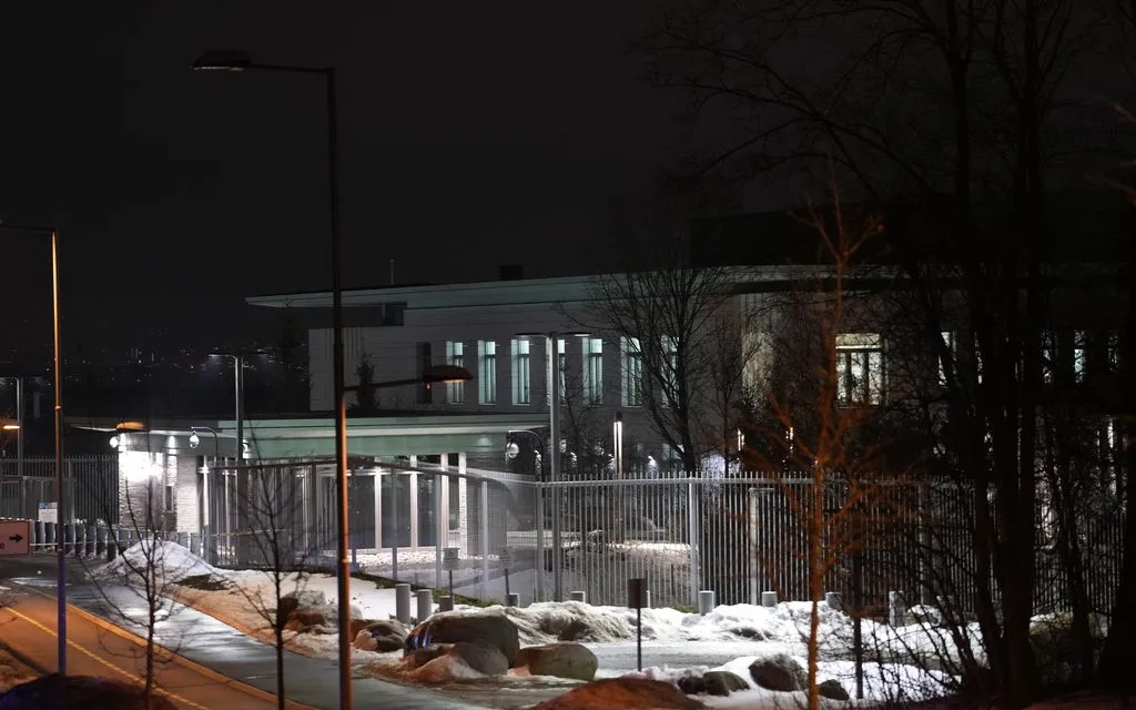 Bên ngoài Đại sứ quán Mỹ tại Oslo, Na Uy rạng sáng 8/3/2026 (Ảnh: AP)
