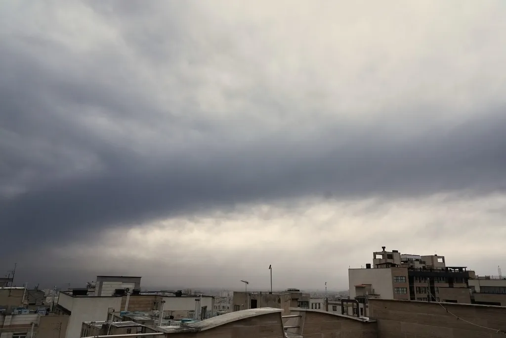 Kh&oacute;i đen bao tr&ugrave;m Tehran (Iran) sau đợt tấn c&ocirc;ng của Israel v&agrave;o c&aacute;c kho dầu - Ảnh 2.