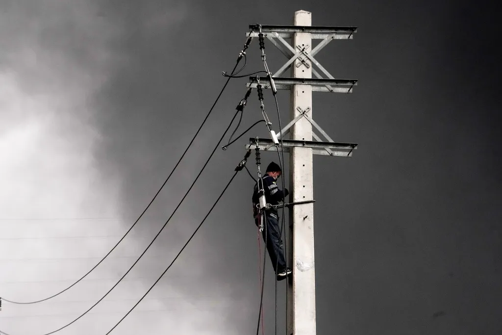 Kh&oacute;i đen bao tr&ugrave;m Tehran (Iran) sau đợt tấn c&ocirc;ng của Israel v&agrave;o c&aacute;c kho dầu - Ảnh 6.