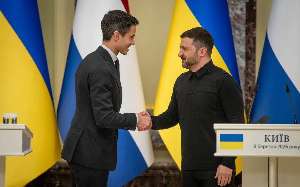 Thủ tướng Hà Lan Rob Jetten (trái) và Tổng thống Ukraine Volodymyr Zelensky bắt tay tại Kiev, Ukraine, ngày 8/3/2026 (Ảnh: AP)