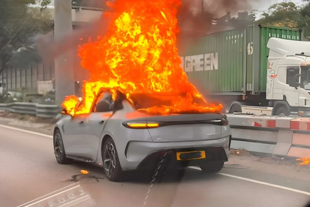 Xe điện BYD Seal bốc ch&aacute;y ở Hong Kong do pin sạc dự ph&ograve;ng- Ảnh 1.