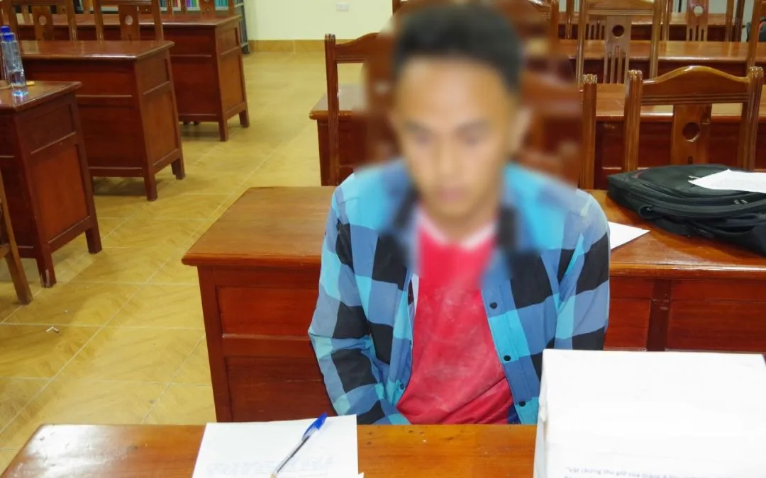 Đối tượng Dia và tang vật vụ án. Ảnh: VOV