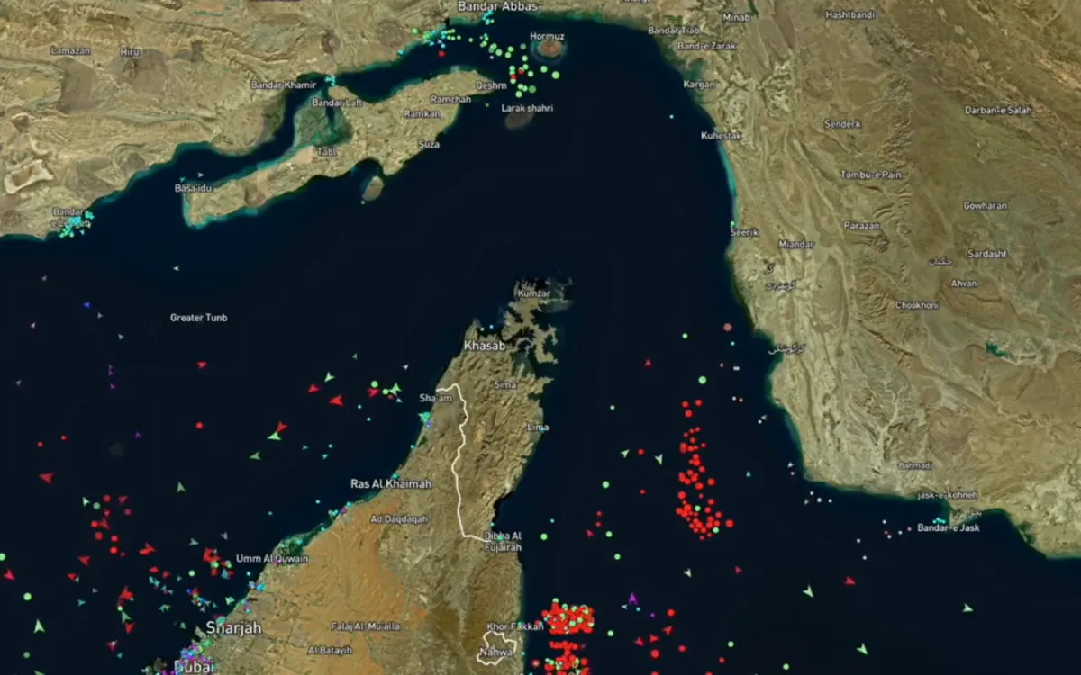 Bức do trang web theo dõi MarineTraffic cung cấp, cho thấy lưu lượng tàu thuyền qua eo biển Hormuz giảm mạnh từ khi xung đột bùng phát hôm 28/2/2026 (Ảnh: NPR)