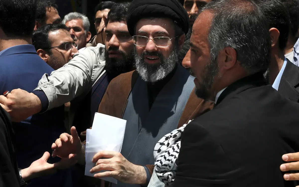 Ông Mojtaba Khamenei (ở giữa) là con trai thứ hai của cố lãnh tụ Ali Khamenei (Ảnh: AP)