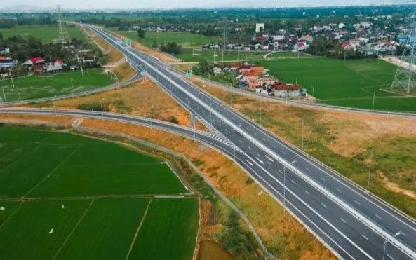 Trên địa bàn các tỉnh từ Quảng Ngãi đến Khánh Hòa, tuyến cao tốc bắc-nam phía đông đã hoàn thành 214km trong tổng số 267km từ Quảng Ngãi đến phía nam hầm Cù Mông. Ảnh: Nhân Dân