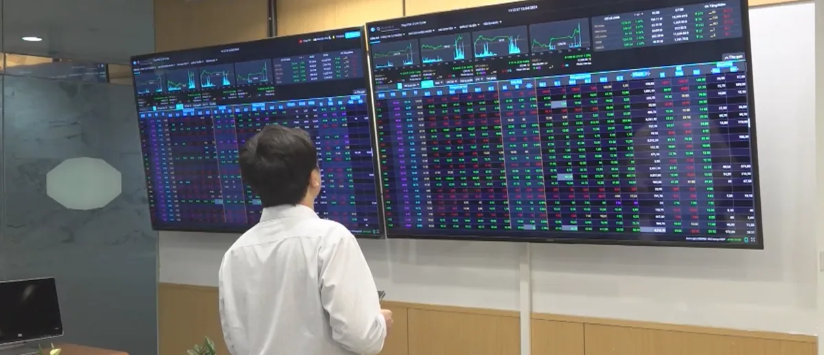 Phố t&agrave;i ch&iacute;nh: Th&aacute;ch thức to&agrave;n cầu đang t&aacute;c động thị trường?- Ảnh 1.