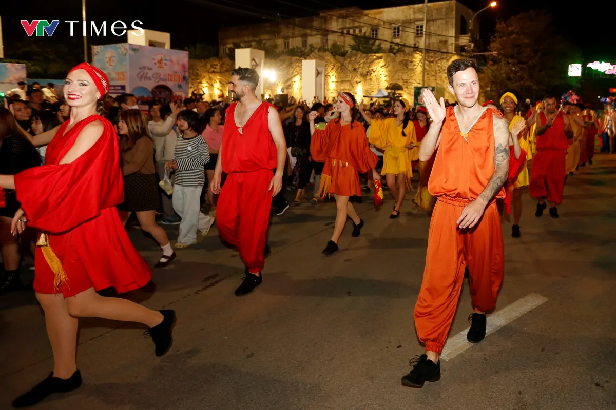  Điện Bi&ecirc;n bừng s&aacute;ng trong đ&ecirc;m Carnaval đường phố - Ảnh 9.