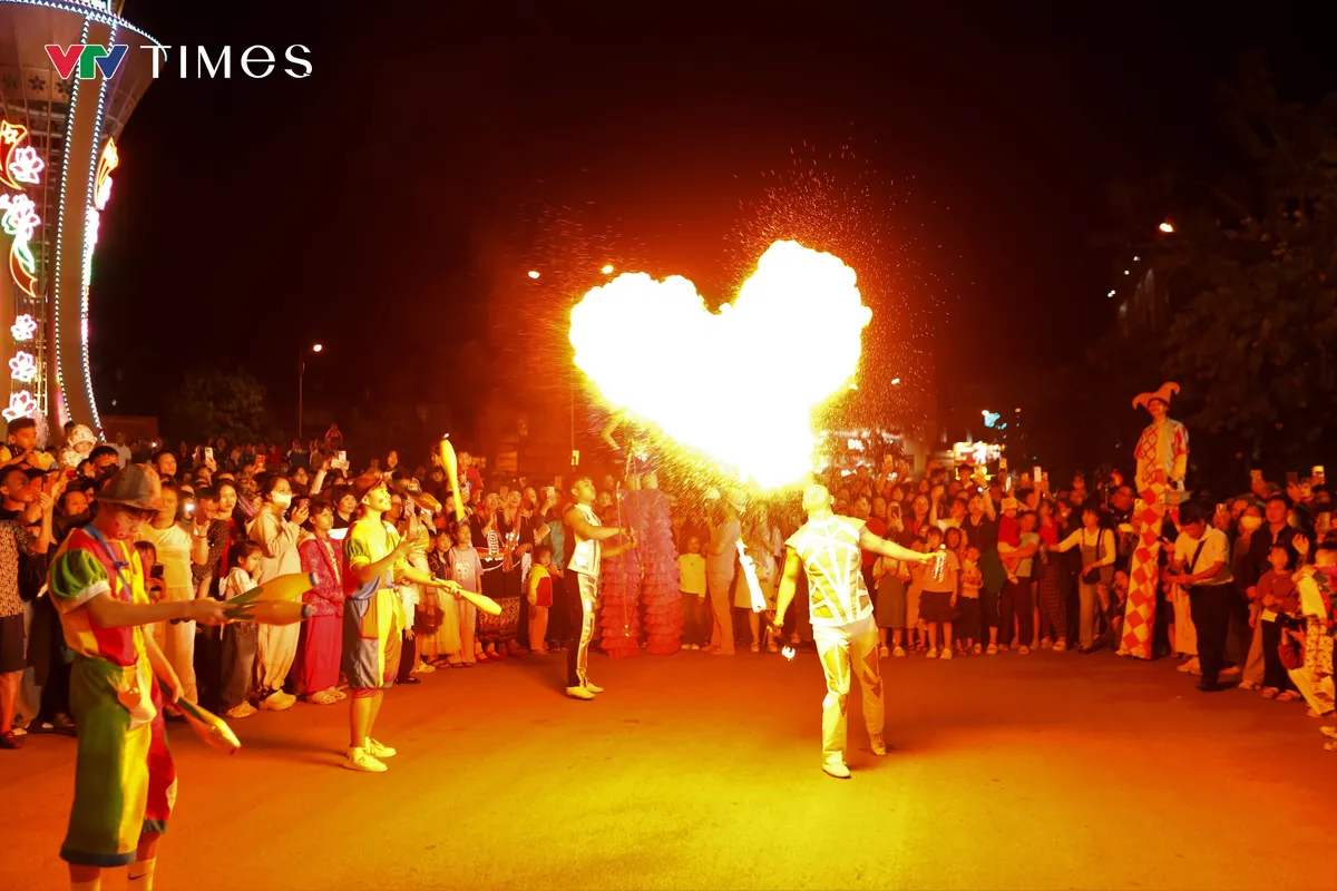  Điện Bi&ecirc;n bừng s&aacute;ng trong đ&ecirc;m Carnaval đường phố - Ảnh 11.