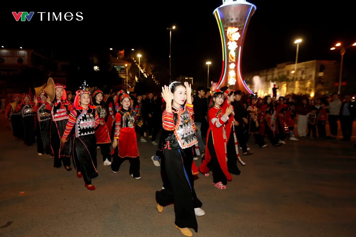  Điện Bi&ecirc;n bừng s&aacute;ng trong đ&ecirc;m Carnaval đường phố - Ảnh 12.