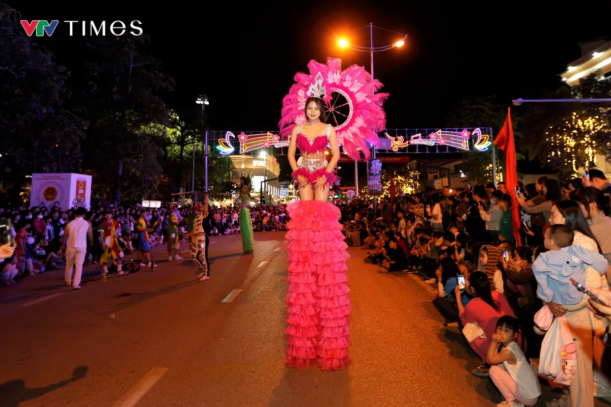  Điện Bi&ecirc;n bừng s&aacute;ng trong đ&ecirc;m Carnaval đường phố - Ảnh 10.