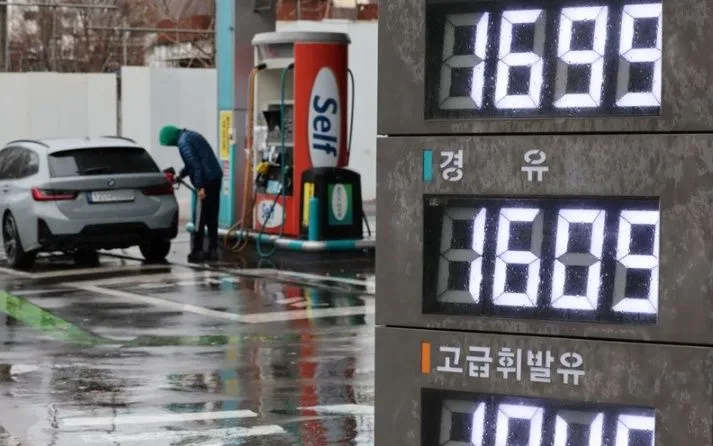 Bảng giá niêm yết tại một trạm xăng ở Seoul, Hàn Quốc ngày 2/3/2026. (Ảnh: Yonhap/TTXVN)