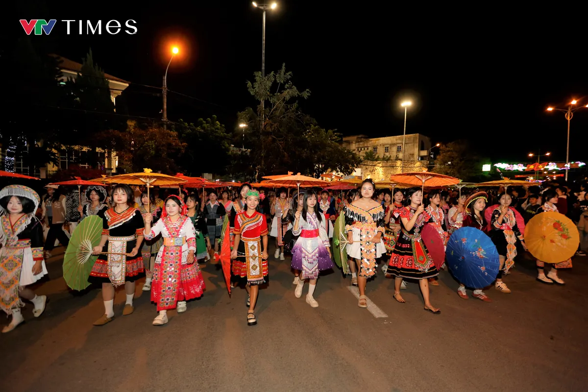  Điện Bi&ecirc;n bừng s&aacute;ng trong đ&ecirc;m Carnaval đường phố - Ảnh 7.