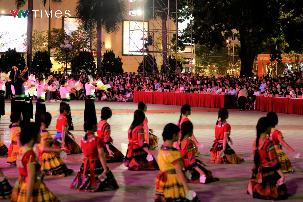  Điện Bi&ecirc;n bừng s&aacute;ng trong đ&ecirc;m Carnaval đường phố - Ảnh 1.