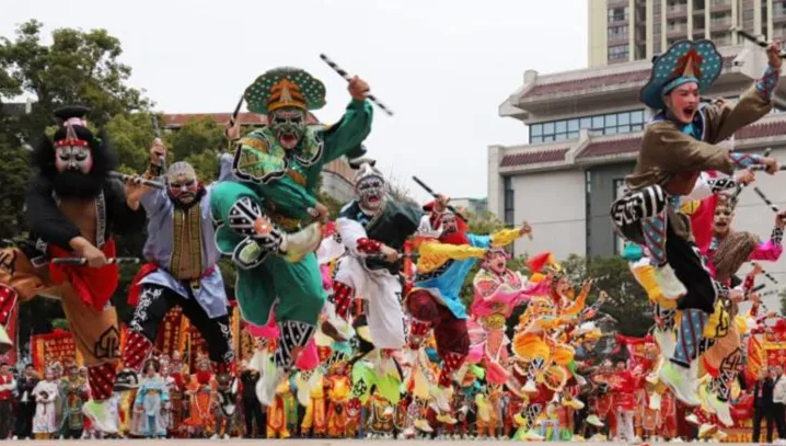 Triều S&aacute;n: "Nh&agrave; h&aacute;t sống" giữa l&ograve;ng Quảng Đ&ocirc;ng h&uacute;t kh&aacute;ch bằng bản sắc truyền thống- Ảnh 1.