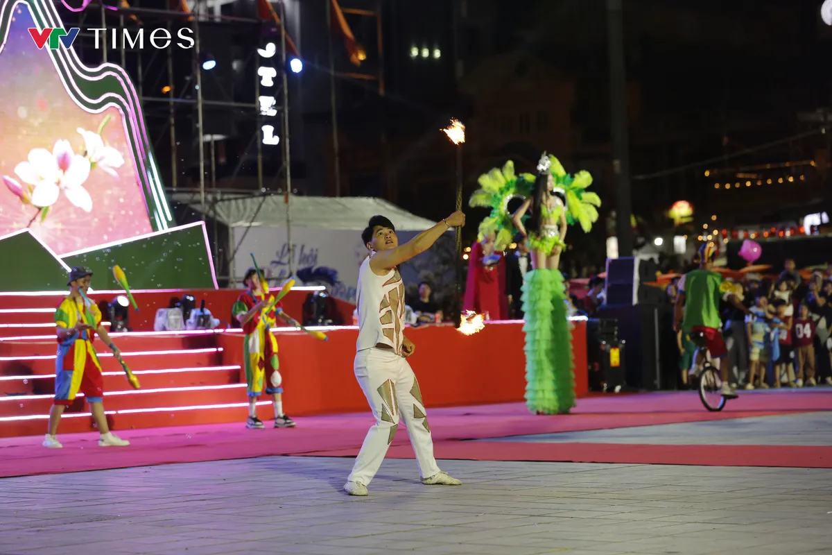  Điện Bi&ecirc;n bừng s&aacute;ng trong đ&ecirc;m Carnaval đường phố - Ảnh 4.