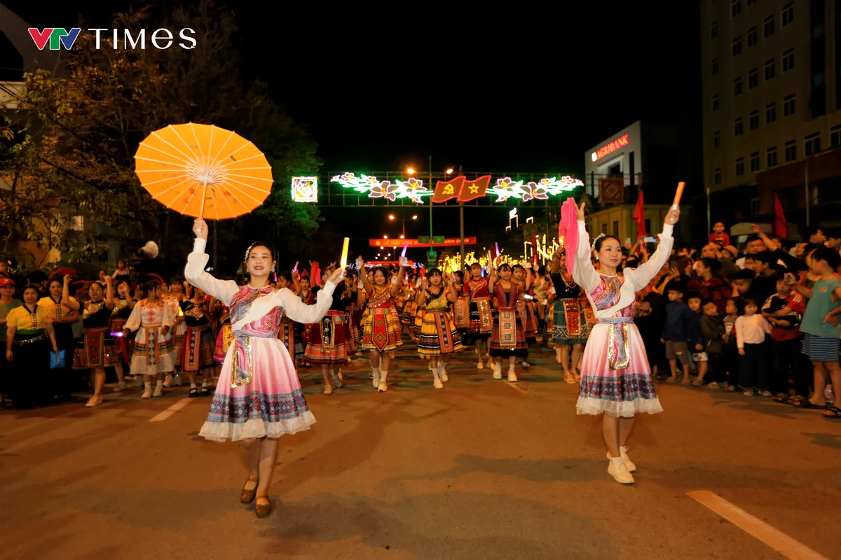  Điện Bi&ecirc;n bừng s&aacute;ng trong đ&ecirc;m Carnaval đường phố - Ảnh 8.