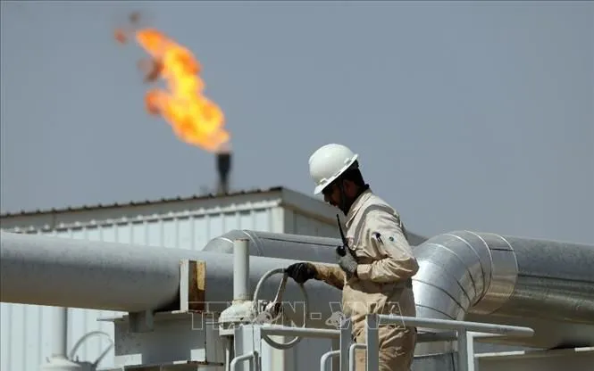 Công nhân làm việc tại nhà máy lọc dầu ở tỉnh Wasit, Iraq. Ảnh: THX/TTXVN