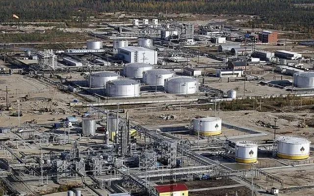 Ch&iacute;nh quyền Tổng thống Donald Trump bảo vệ quyết định nới lỏng tạm thời trừng phạt dầu mỏ Nga- Ảnh 1.