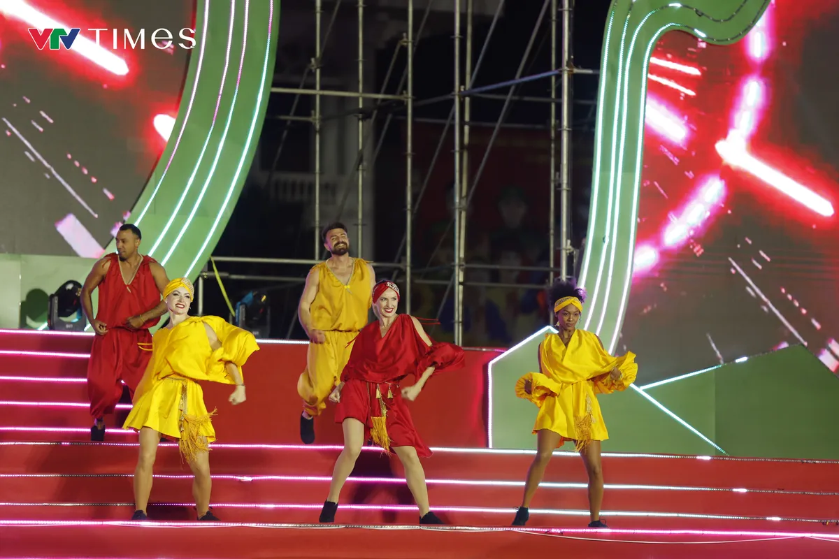  Điện Bi&ecirc;n bừng s&aacute;ng trong đ&ecirc;m Carnaval đường phố - Ảnh 5.