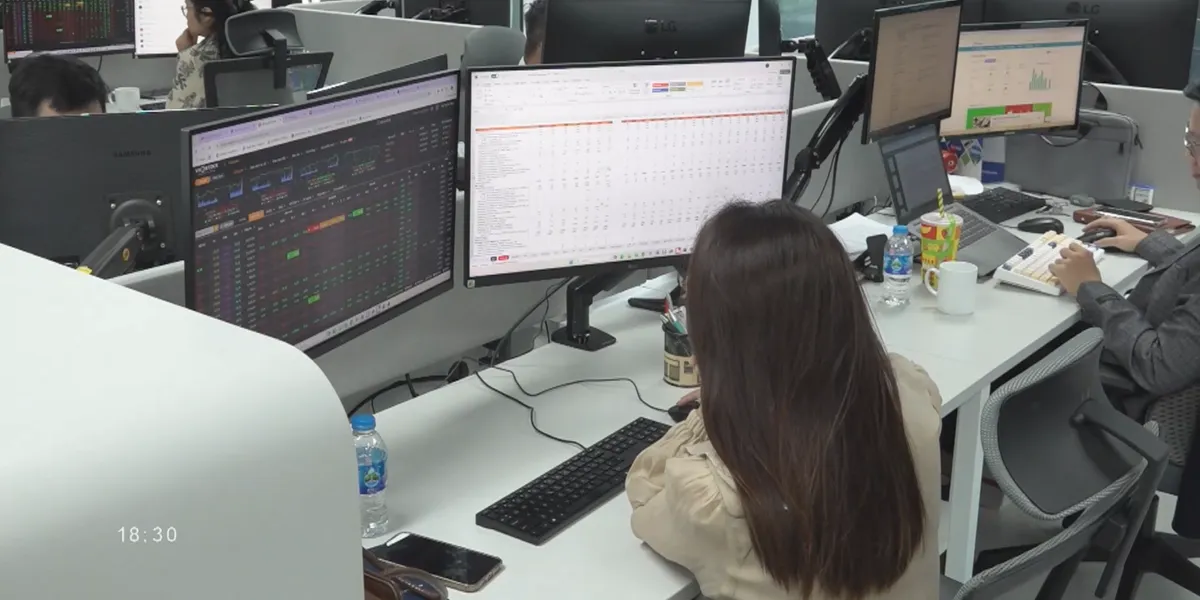 Phố t&agrave;i ch&iacute;nh: Th&aacute;ch thức to&agrave;n cầu đang t&aacute;c động thị trường?- Ảnh 2.