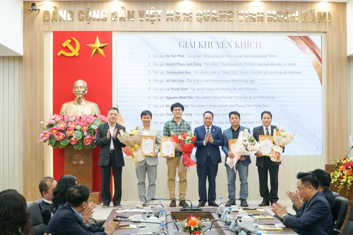 Vinh danh 22 t&aacute;c phẩm đạt giải cuộc thi ảnh b&aacute;o ch&iacute; "Việt Nam tr&ecirc;n h&agrave;nh tr&igrave;nh đổi mới"  - Ảnh 3.
