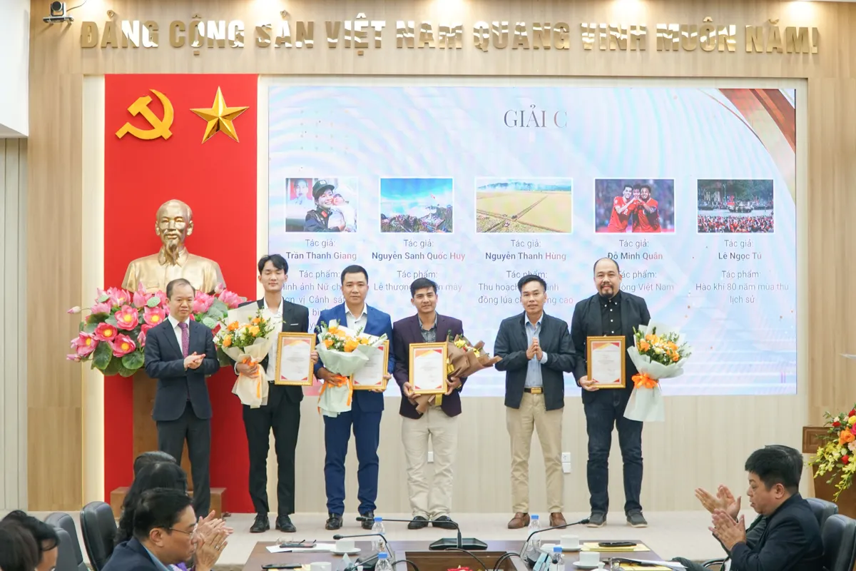 Vinh danh 22 t&aacute;c phẩm đạt giải cuộc thi ảnh b&aacute;o ch&iacute; "Việt Nam tr&ecirc;n h&agrave;nh tr&igrave;nh đổi mới"  - Ảnh 4.