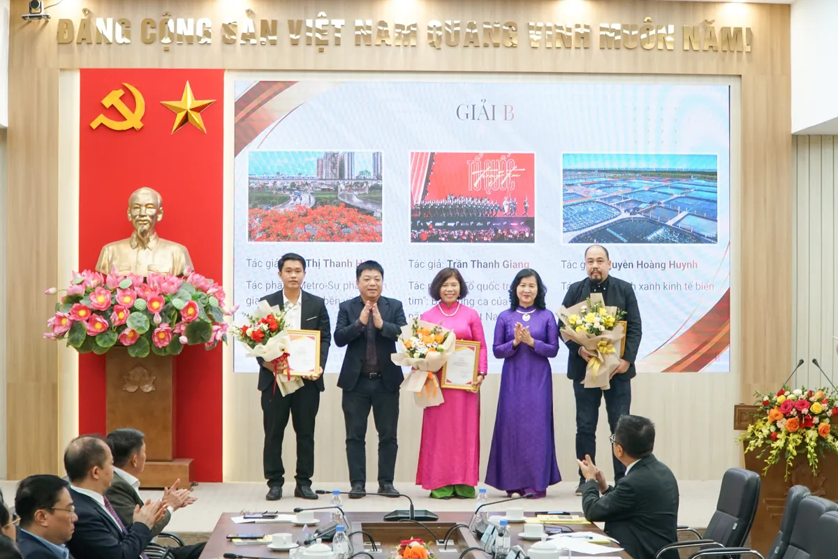 Vinh danh 22 t&aacute;c phẩm đạt giải cuộc thi ảnh b&aacute;o ch&iacute; "Việt Nam tr&ecirc;n h&agrave;nh tr&igrave;nh đổi mới"  - Ảnh 5.
