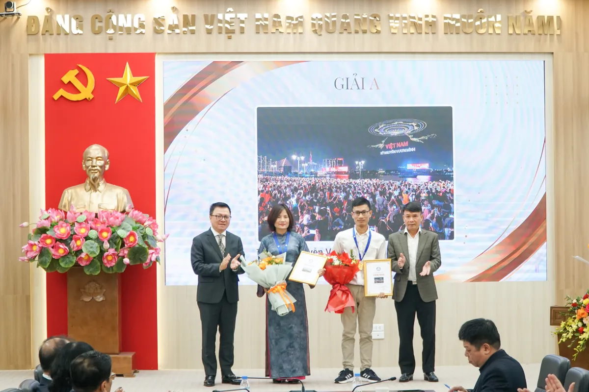 Vinh danh 22 t&aacute;c phẩm đạt giải cuộc thi ảnh b&aacute;o ch&iacute; "Việt Nam tr&ecirc;n h&agrave;nh tr&igrave;nh đổi mới"  - Ảnh 6.