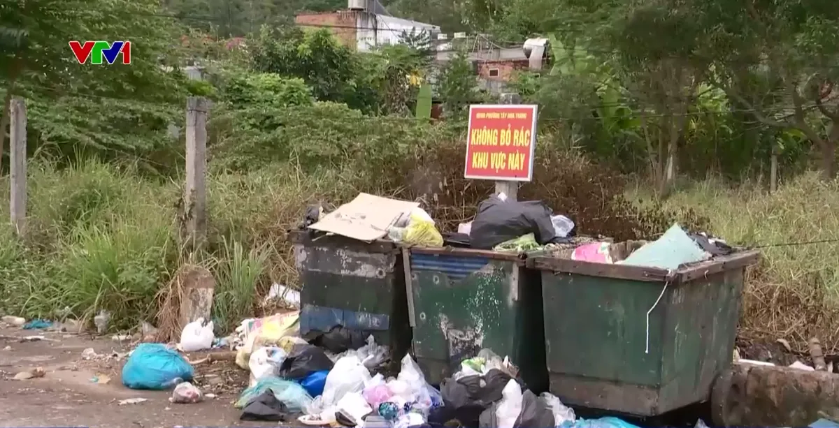 R&aacute;c thải bủa v&acirc;y trường học - Ảnh 2.