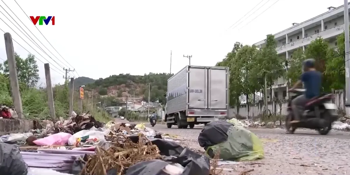 R&aacute;c thải bủa v&acirc;y trường học - Ảnh 1.