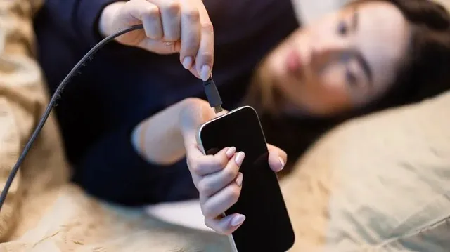 Điện thoại vẫn báo sạc nhanh nhưng pin vào chậm: Nguyên nhân có thể nằm ở những lỗi này- Ảnh 1. Điện thoại vẫn báo sạc nhanh nhưng pin vào chậm: Nguyên nhân có thể nằm ở những lỗi này- Ảnh 1.