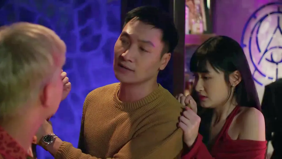 Bước ch&acirc;n v&agrave;o đời - Tập 7: L&acirc;m (Mạnh Trường) ra tay bảo vệ Trang tại qu&aacute;n bar - Ảnh 2.