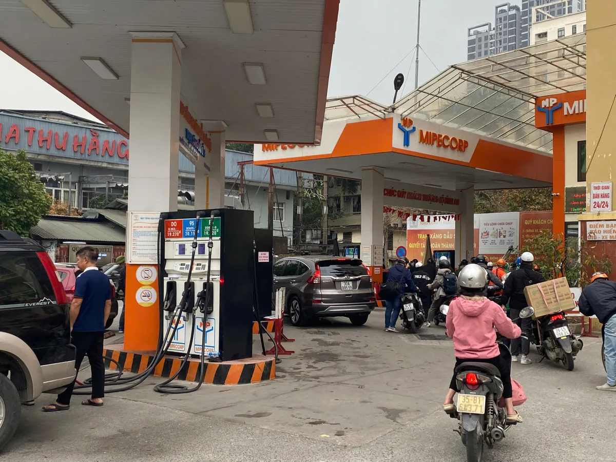 Gi&aacute; xăng dầu biến động bất thường, đề xuất tăng 20% trở l&ecirc;n trong 1 th&aacute;ng sẽ d&ugrave;ng Quỹ B&igrave;nh ổn gi&aacute;- Ảnh 1.