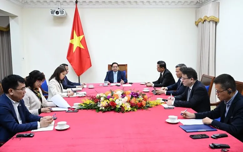 Thủ tướng Phạm Minh Chính điện đàm với Thủ tướng kiêm Bộ trưởng Ngoại giao Nhà nước Qatar Sheikh Mohammed bin Abdulrahman bin Jasim Al-Thani. Ảnh: VGP