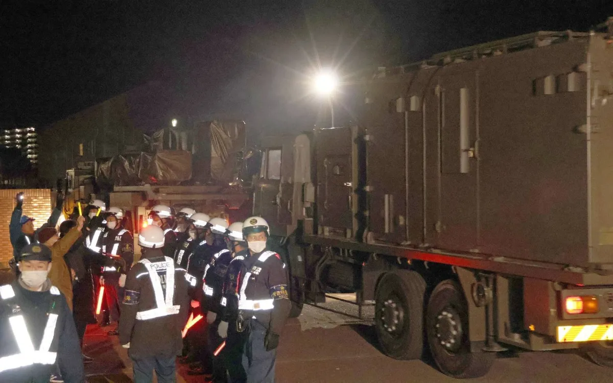 Các bệ phóng và thiết bị khác liên quan đến tên lửa đất đối hạm tầm xa Type-12 được chuyển đến Trại Kengun tại thành phố Kumamoto vào sáng sớm 9/3 (Ảnh: Jiji)