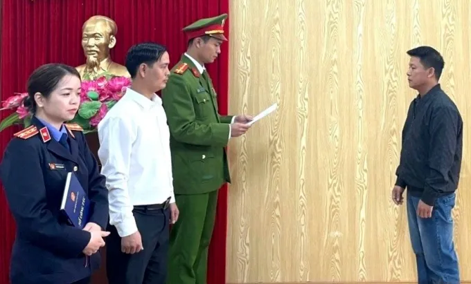 Khởi tố chủ cơ sở sản xuất giấm giả từ nước l&atilde; v&agrave; axit c&ocirc;ng nghiệp- Ảnh 1.